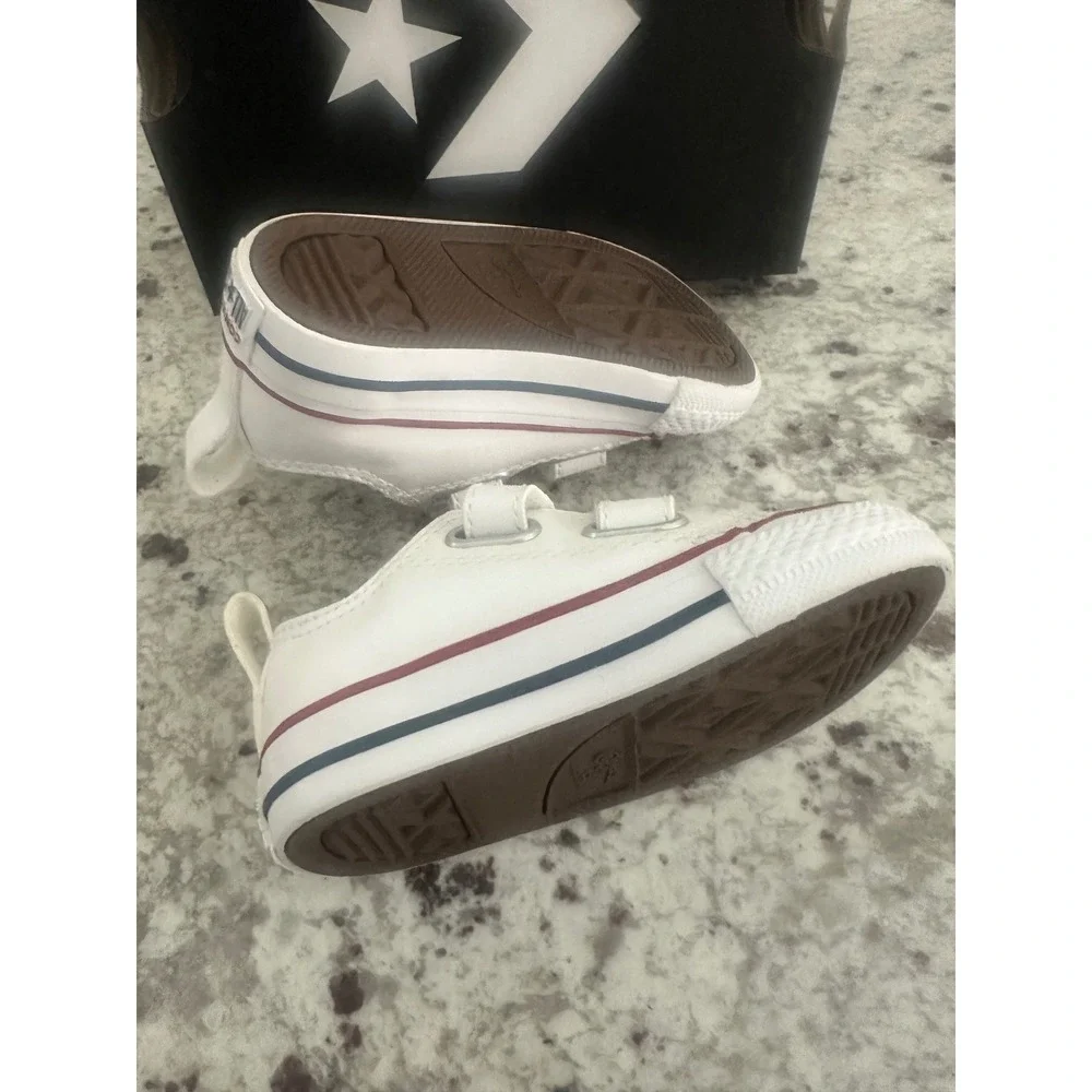 NIB Converse white leather infant shoes sz 4